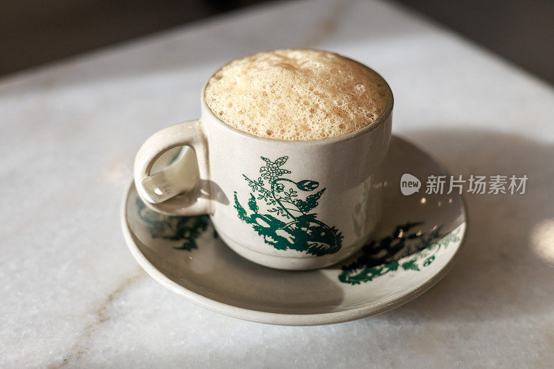 马来西亚流行的热饮，奶茶，也被称为“Teh Tarik”。